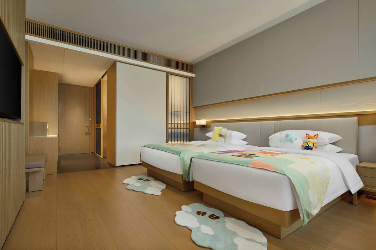 Phòng dành cho gia đình, 1 giường đơn | Chăn bông, minibar với thức uống miễn phí, két bảo mật tại phòng, bàn 