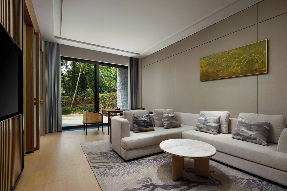 Phòng Suite, 1 giường cỡ king và sofa giường, ban công, quang cảnh hồ | Chăn bông, minibar với thức uống miễn phí, két bảo mật tại phòng, bàn 
