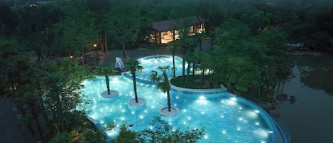 Una piscina al aire libre de temporada