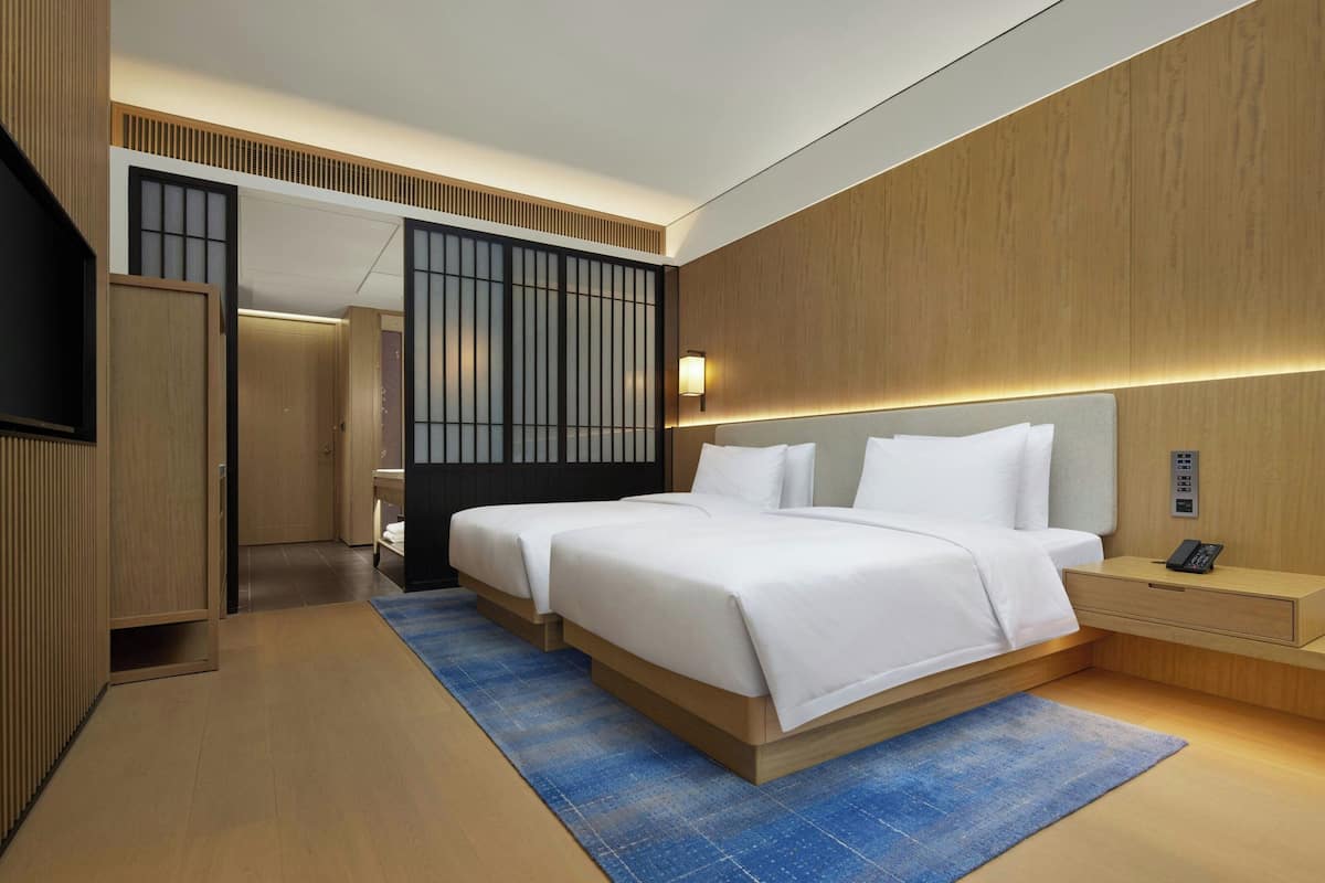 Phòng, 2 giường đơn, quang cảnh vườn | Chăn bông, minibar với thức uống miễn phí, két bảo mật tại phòng, bàn 