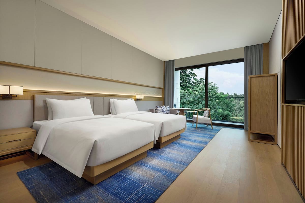 Habitación, varias camas, balcón, vistas al lago | Ropa de cama de alta calidad y edredones de plumas