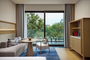Quarto, várias camas, sacada, vista para o lago | Roupas de cama premium, edredons de pluma