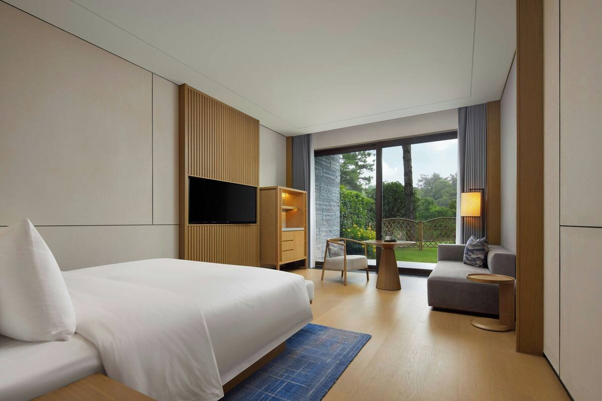 Kamer, 1 queensize bed, balkon, uitzicht op meer