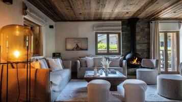 Een televisie, een open haard, videogames en een stereo