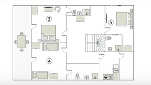 Plano de planta de un hotel con comedor, salón de conferencias, cocina y lavandería.