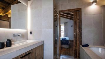 Een douche, een haardroger, handdoeken