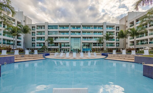 สระว่ายน้ำกลางแจ้ง