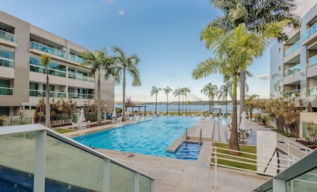 Una piscina al aire libre