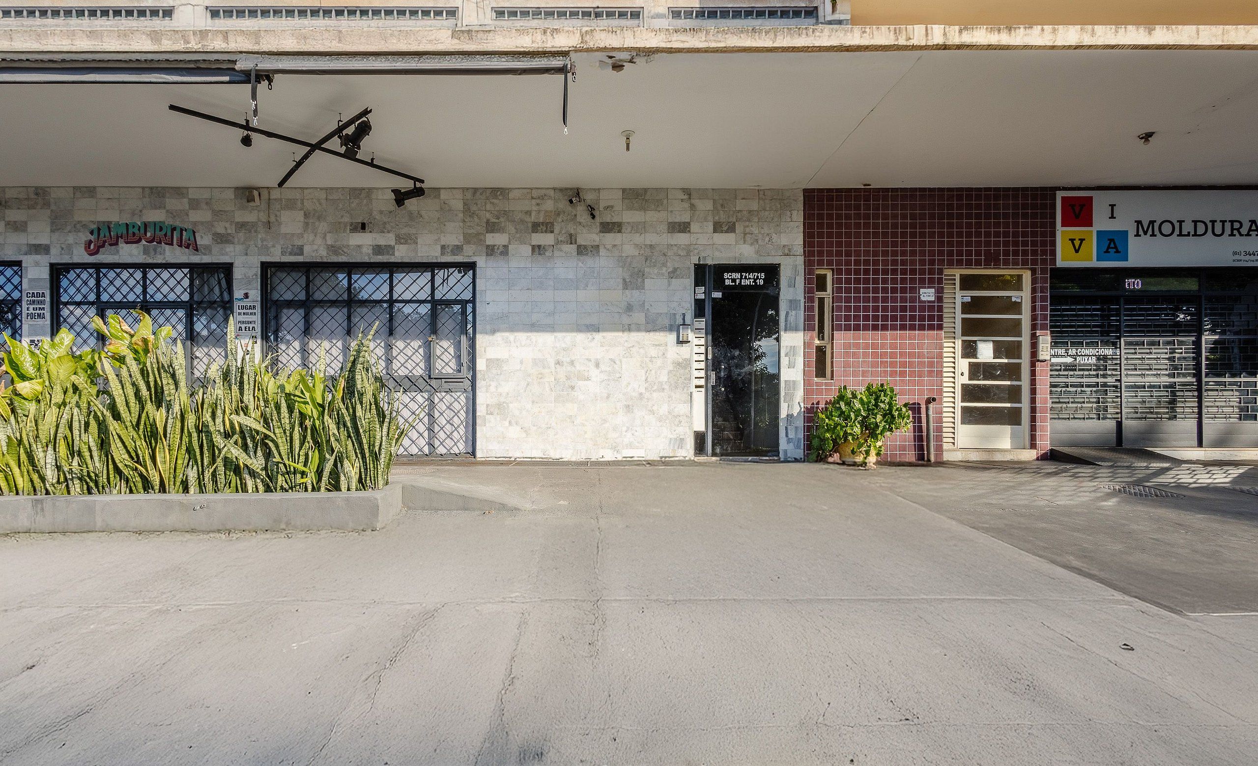 A building facade with a sign reading "JAMBURITA" and a door labeled "SCRN 714715 BL. F ENT. 19".
