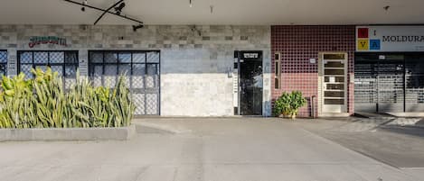 Fachada de edificio con un letrero que dice "JAMBURITA" y una puerta marcada "SCRN 714715 BL. F ENT. 19".