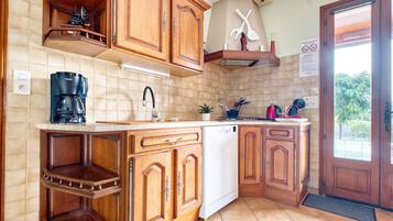 Refrigerador, parrilla de estufa, lavavajillas y cafetera y tetera