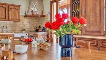 Een koelkast, een kookplaat, een vaatwasser