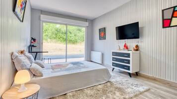 3 habitaciones, tabla de planchar con plancha y cuna de viaje