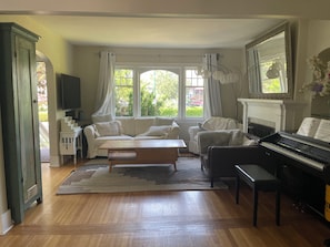 Living area - Character home away home in kitsilano (vancouver)
