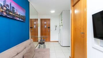 Apartamento básico | Zona de estar | Smart TV de 32 pulgadas con canales digitales