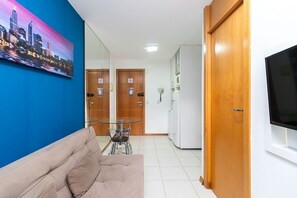 Basic-Apartment | Wohnbereich | 32-Zoll-Smart-TV mit Digitalempfang
