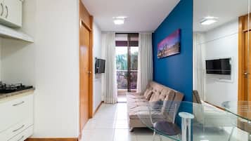 Apartamento básico | Zona de estar | Smart TV de 32 pulgadas con canales digitales