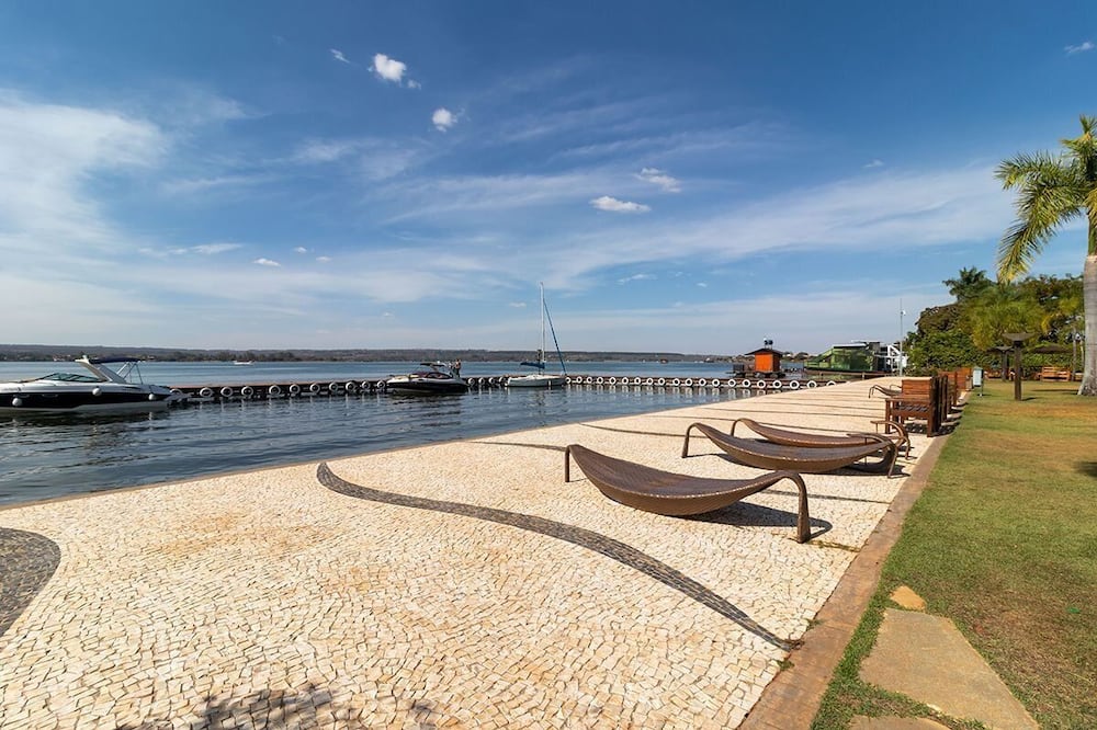 Apt Facing Lake Paranoa - Clr314