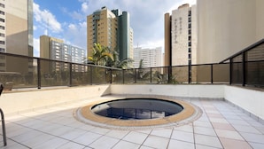 A rooftop pool area with a circular pool, surrounded by a glass railing, and a tiled floor. - Flat at Comfort Suites Brasilia Coa0314 (Brasília)