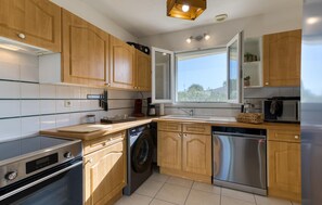 Fridge, oven, stovetop, dishwasher