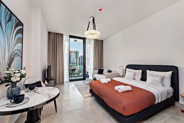 Studio supérieur, balcon, vue sur la piscine | Literie hypoallergénique, rideaux d’obscurcissement