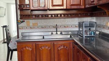 Apartemen Keluarga, pemandangan halaman | Dapur pribadi