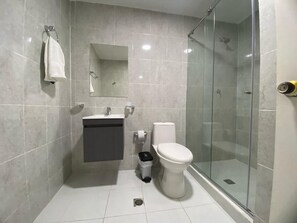 Family Apartment, Courtyard View | Bathroom - Apto 3 hab. cerca de Playa Rodadero (Santa Marta)