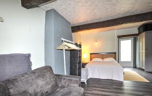3 bedrooms, travel cot