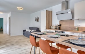 Kühlschrank, Mikrowelle, Ofen, Geschirrspüler