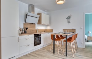 Kühlschrank, Mikrowelle, Ofen, Geschirrspüler