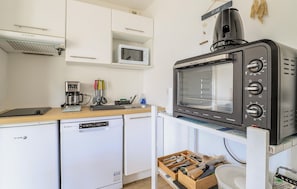 Réfrigérateur, four, plaque de cuisson, cafetière/bouilloire