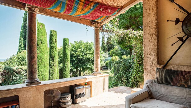 A covered outdoor seating area with a view of greenery and a pool. - Amazing home in Tourrettes with sauna (Tourrettes)