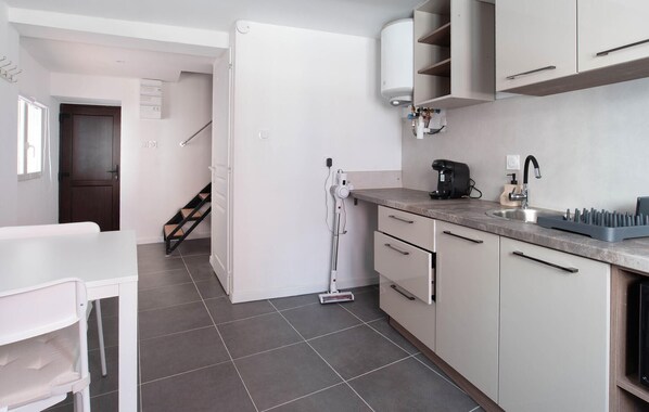 Fridge, stovetop
