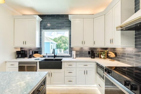 House, Multiple Beds, Pool Access, Pool View (Hidden Paradise) | Private kitchen | Fridge, microwave, oven, stovetop