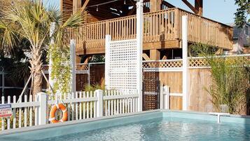 Hồ bơi ngoài trời