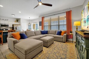 Älytelevisio, videopelejä, DVD-soitin, pöytäjalkapallopöytä