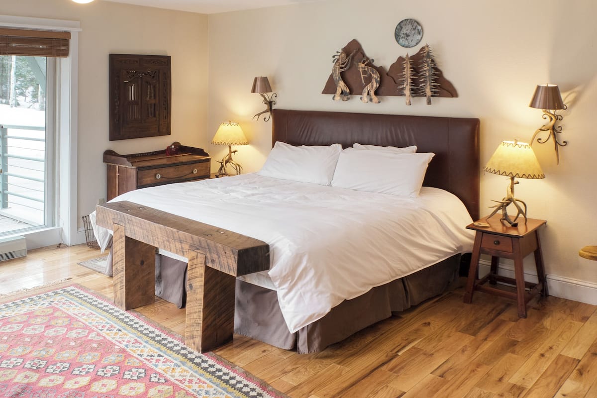 Studio, 1 King Bed, Balcony | Free WiFi, bed sheets