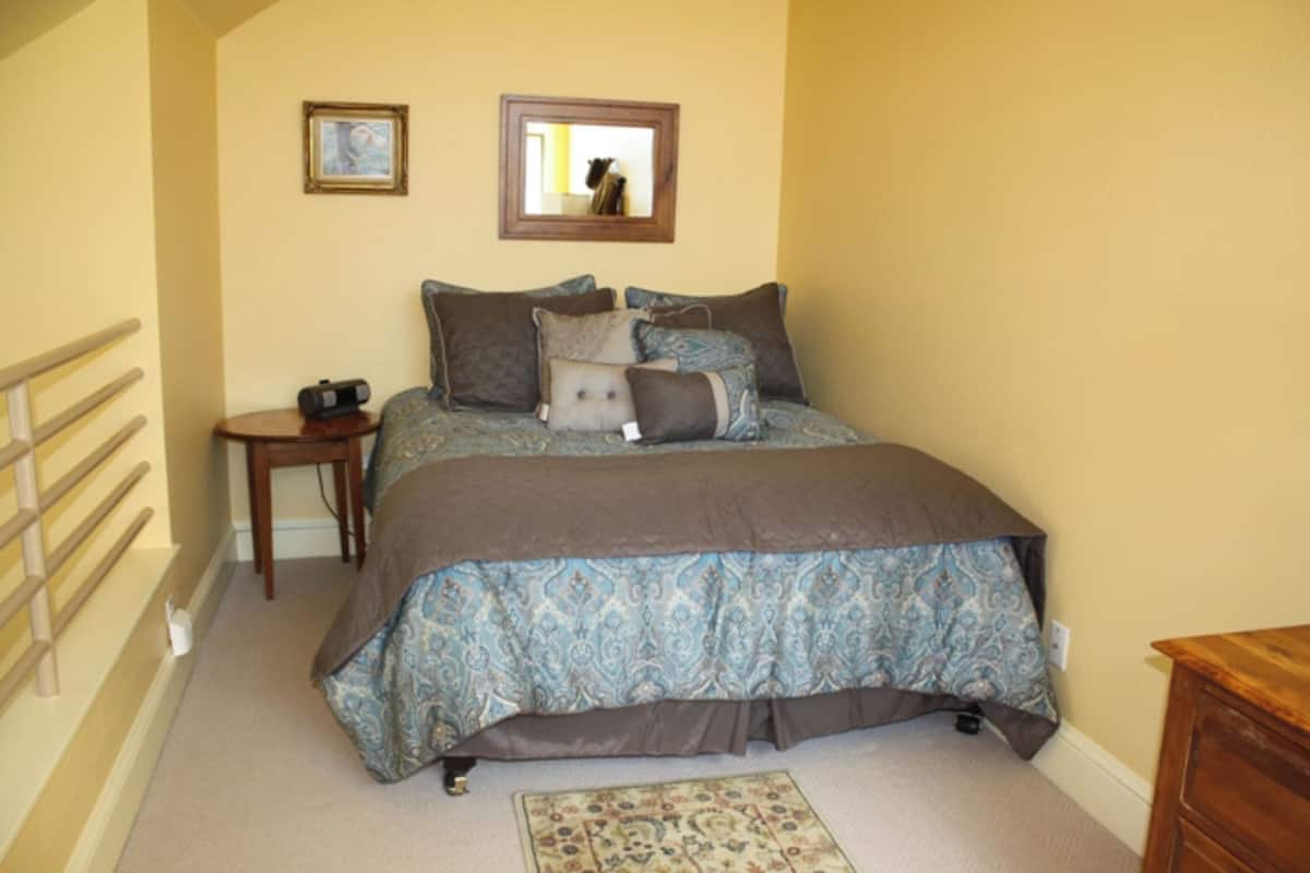 Studio, 1 Bedroom, Balcony, Mountain View | Free WiFi, bed sheets