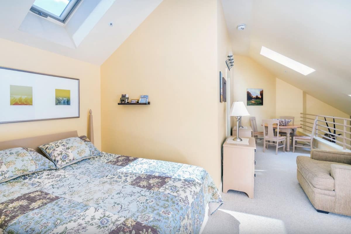 Studio, 1 Queen Bed with Sofa bed | Free WiFi, bed sheets