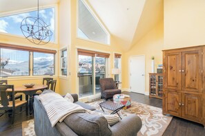 Studio, 1 Bedroom, Balcony, Mountain View | Living area
