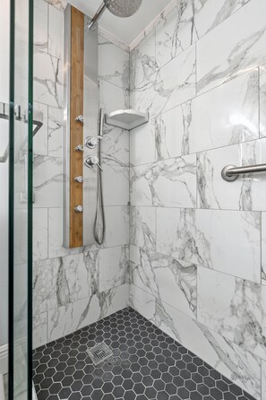 Douche, sèche-cheveux, serviettes fournies