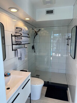 Douche, sèche-cheveux, serviettes fournies, savon