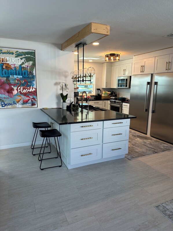 Micro-ondes, four, plaque de cuisson, lave-vaisselle