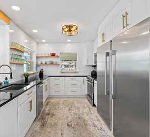 Een microgolfoven, een oven, een kookplaat, een vaatwasser