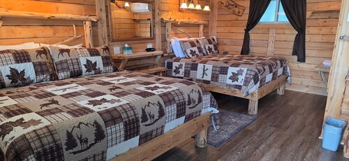 Basecamp 1: King and Queen bed for a relaxed family stay at the Cedaredge Lodge