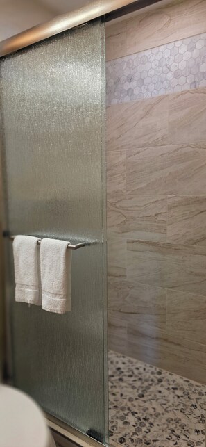 Dusche, Haartrockner, Handtücher, Seife