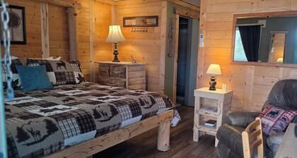 Unit 2: King Bed Suite with Full Kitchen at the Cedaredge Lodge