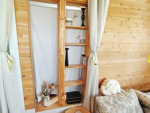 3 bedrooms, desk, free WiFi, bed sheets - Cozy Waterfront Cottage with Sauna/BBQ/Pool/Wifi/Tea House (Brechin)