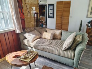 Una chimenea, libros