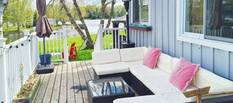 Cozy Waterfront Cottage with Pool/Sauna/BBQ/Wifi